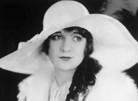 photo-movie-still-movie-actress-alice-day-big-brimmed-hat-1920s
